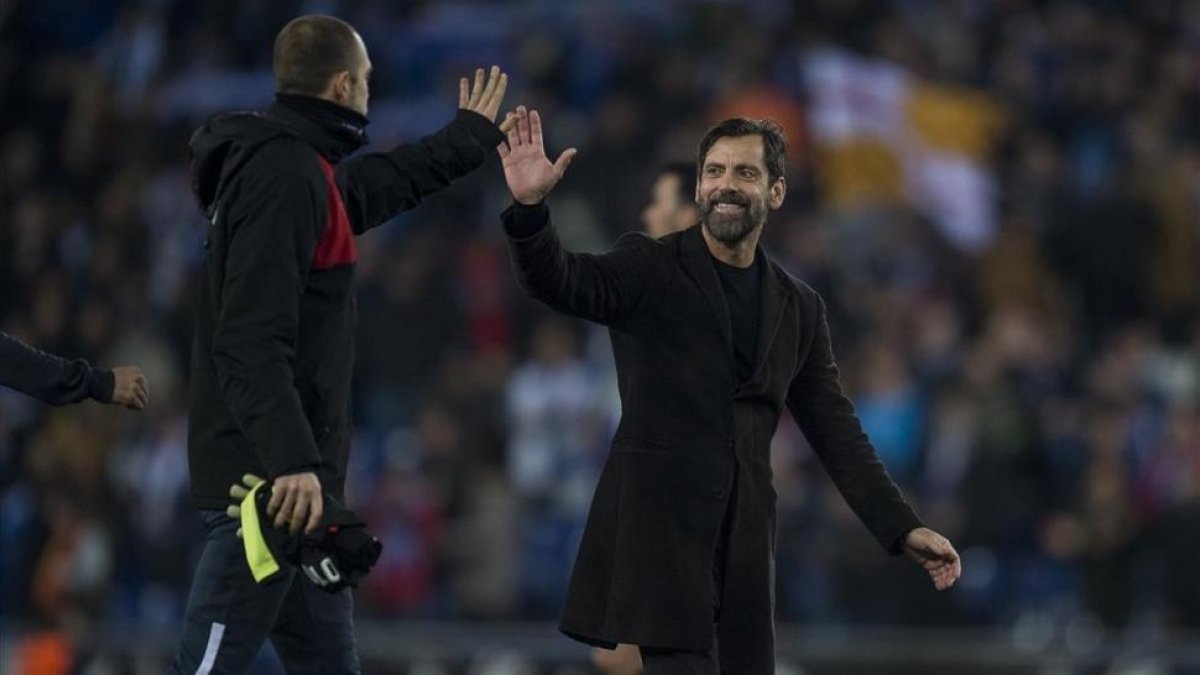 Quique Sánchez Flores choca la mano con Pau López tras ganar el derbi.-JORDI COTRINA