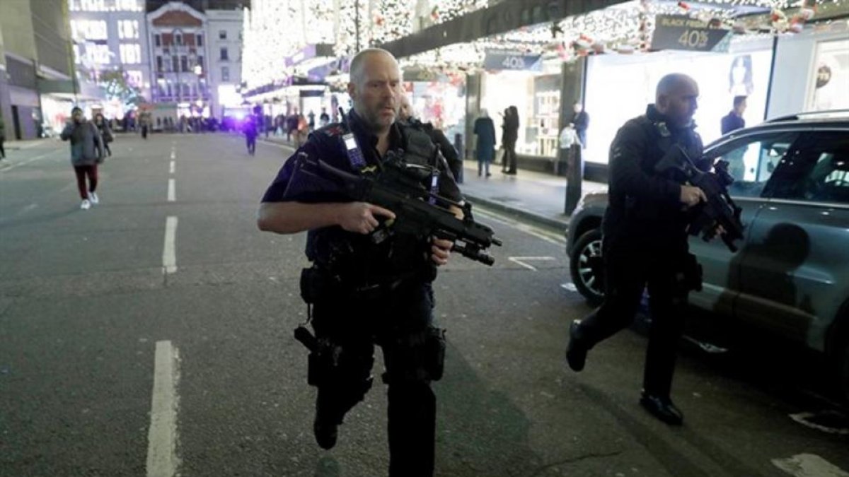 Agentes armados en Londres.-EUROPA PRESS