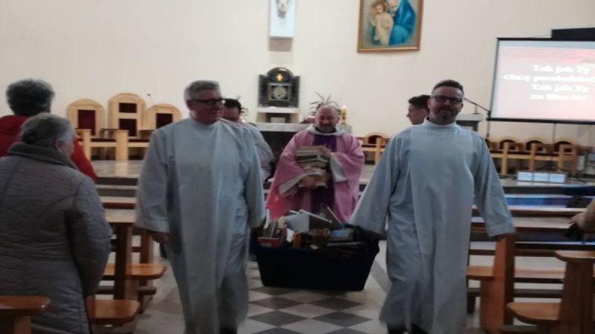 Los sacerdotes en una iglesia de Polonia a punto de quemar los libros.-EL PERIÓDICO