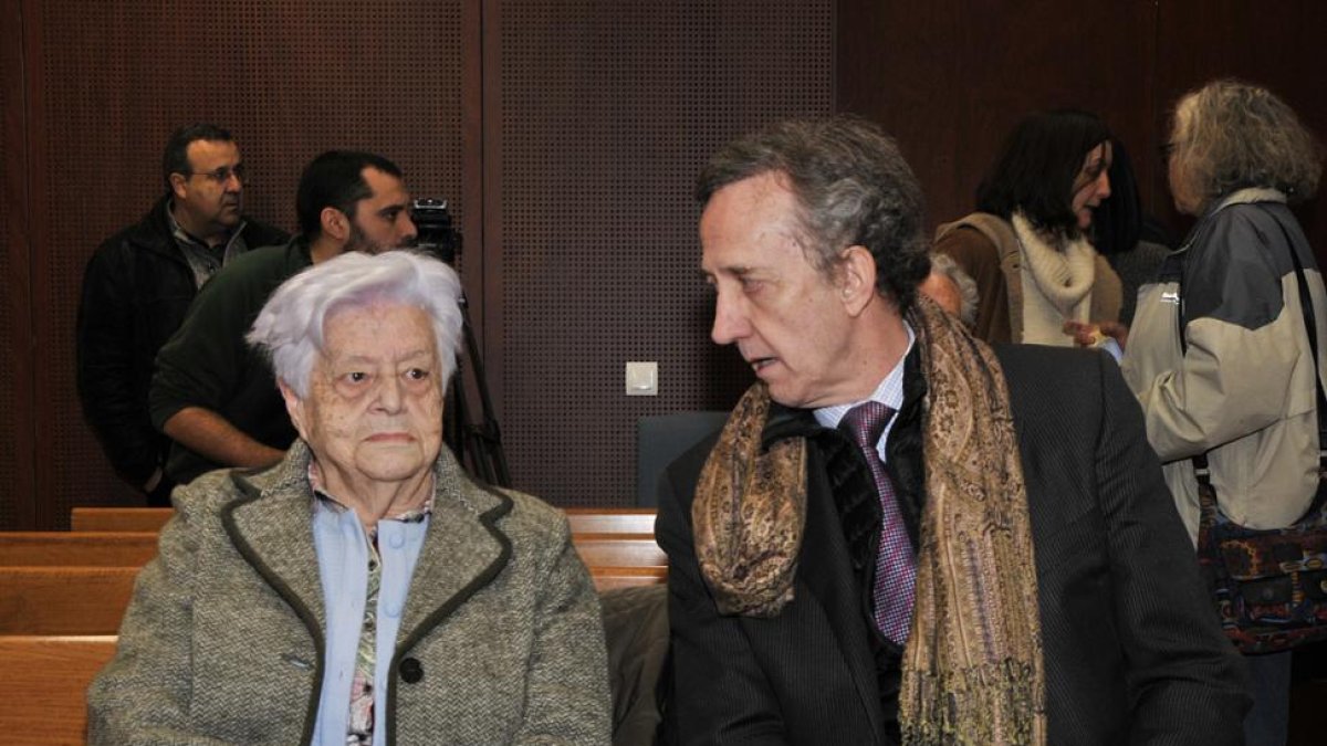 La hija de Yagüe, María Eugenia, asiste a la vista celebrada en un juzgado de Soria.-VALENTÍN GUISANDE