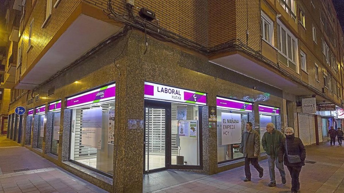 La sucursal atracada, minutos después del robo.-M. A. SANTOS