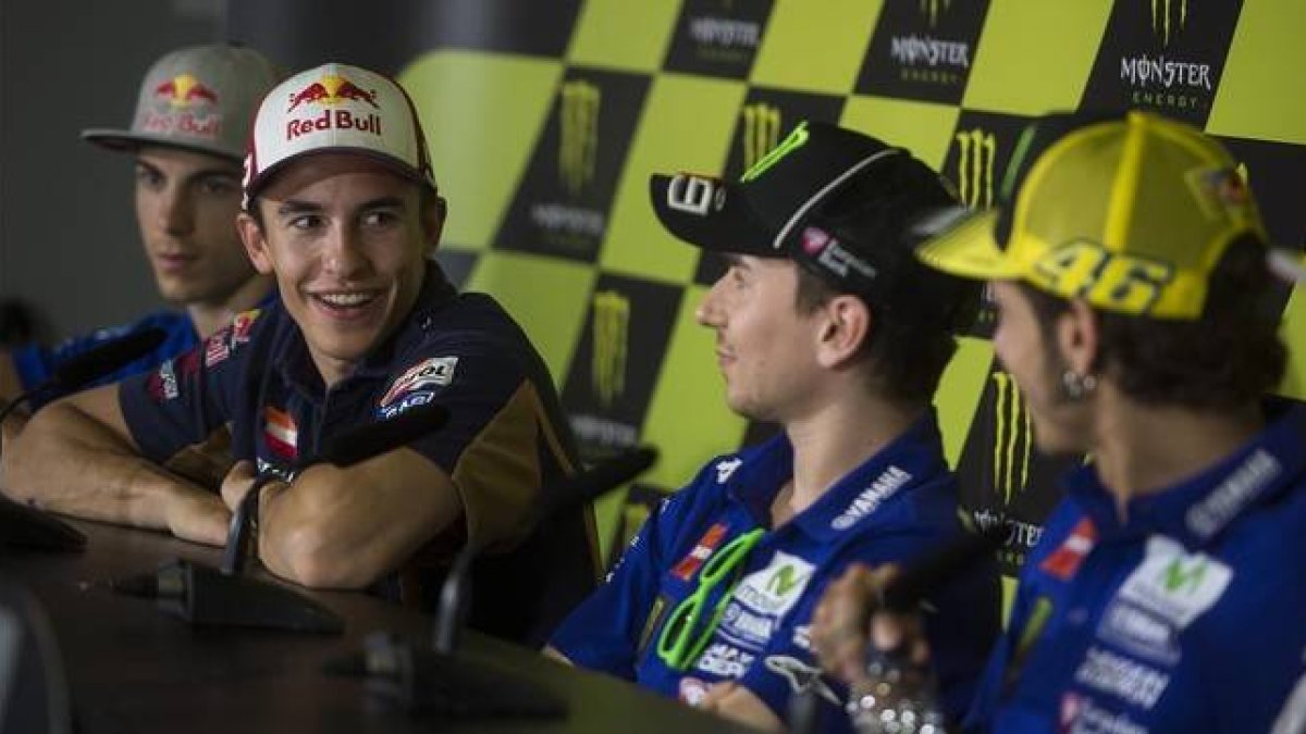 Márquez, junto a Lorenzo y Rossi en una rueda de prensa.-Foto: JORDI COTRINA