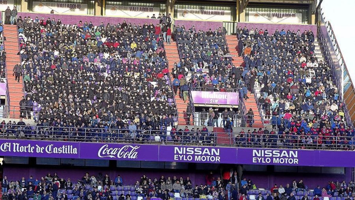 En la parte superior, zona de la Tribuna este que se ganará para los abonados blanquivioleta.-J.M. LOSTAU