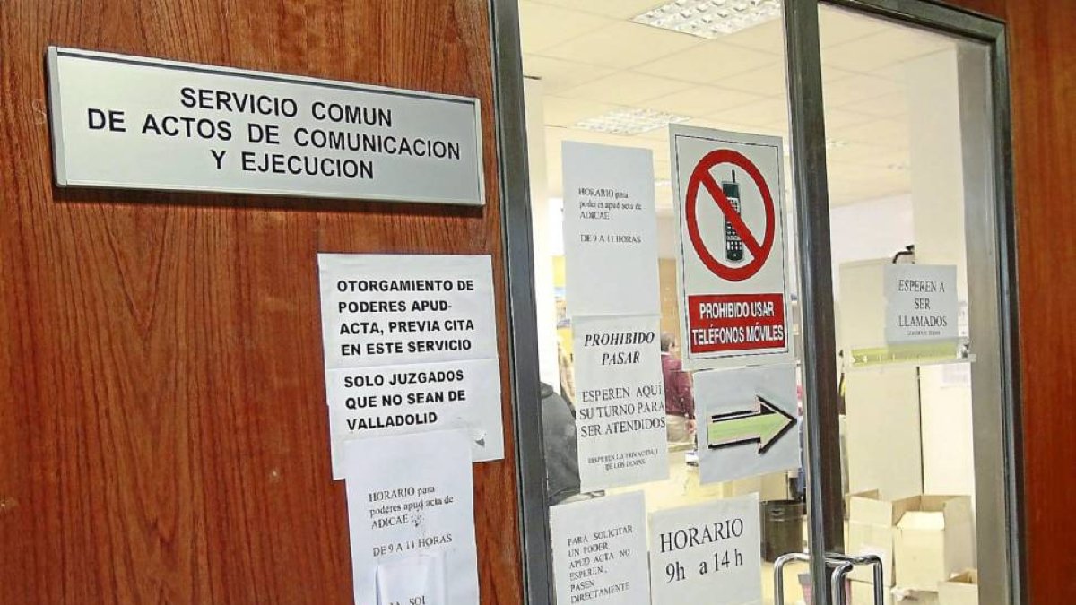 Entrada al Servicio de Comunicación y Ejecución en el edificio de los juzgados de la calle Angustias-J.M.Lostau