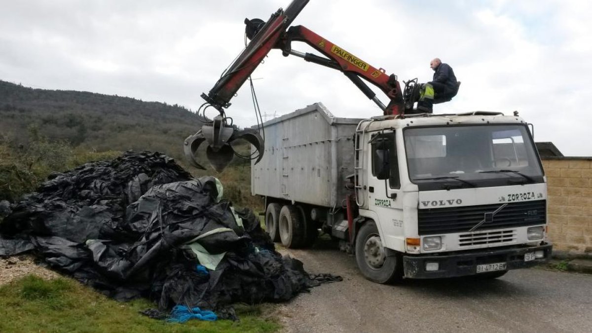 Los responsables de Zorroza acuerdan con los agricultores y ganaderos un día de recogida.-ECB
