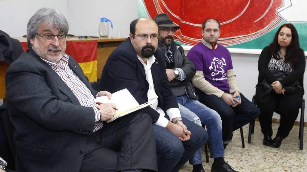 El coordinador regional de IU, José María González, se reúne con los trabajadores de Everest y aborda la precampaña de la coalición-Ical