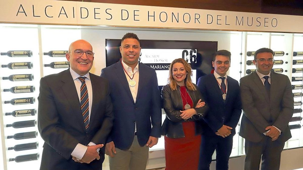 El presidente de la Diputación, Jesús Julio Carnero, junto a  Ronaldo Nazario, Almudena Alberca, Pedro Rui y el alcalde de Peñafiel, Roberto Díez en del Museo Provincial del Vino.-ICAL