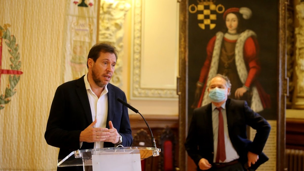 El alcalde de Valladolid, Óscar Puente, comparece junto al concejal de Salud Pública y Seguridad Ciudadana, Antonio Otero. - ICAL