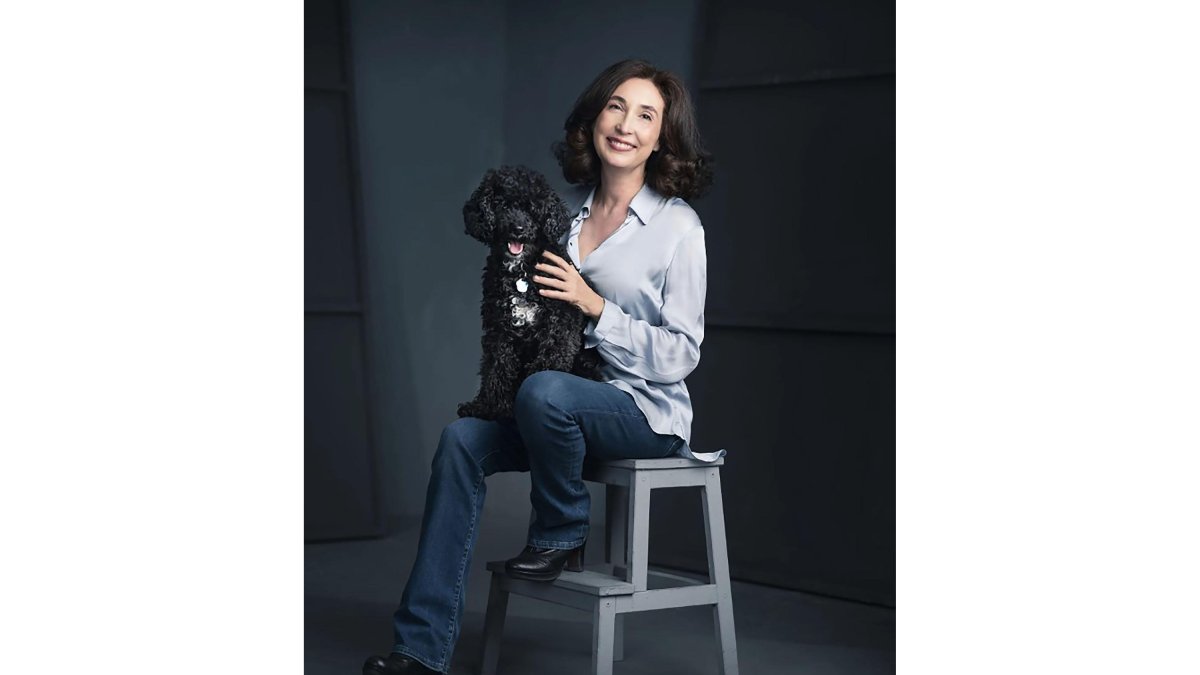 La escritora y divulgadora Elsa Punset, junto a su mascota. Paco Navarro