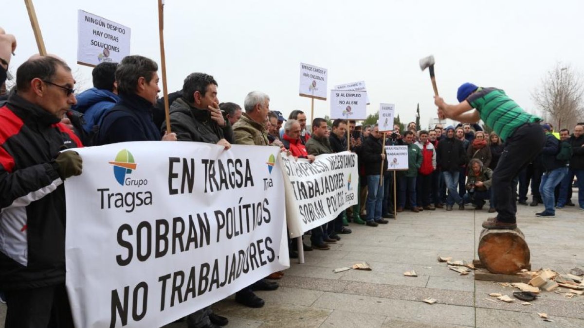 Los trabajadores del Grupo Tragsa secundan una nueva jornada de huelga y protestan frente a las Cortes de Castilla y León-Ical