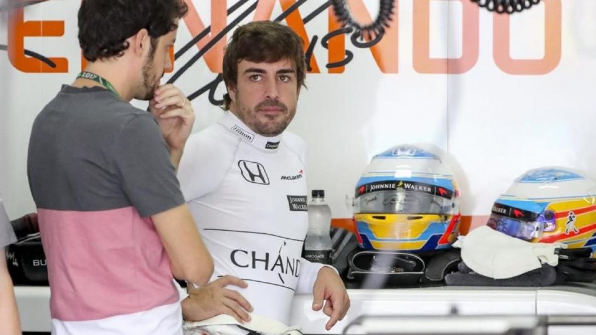 Fernando Alonso, en el box de McLaren-Honda en Sepang (Malasia)-EFE / DIEGO AZUBEL