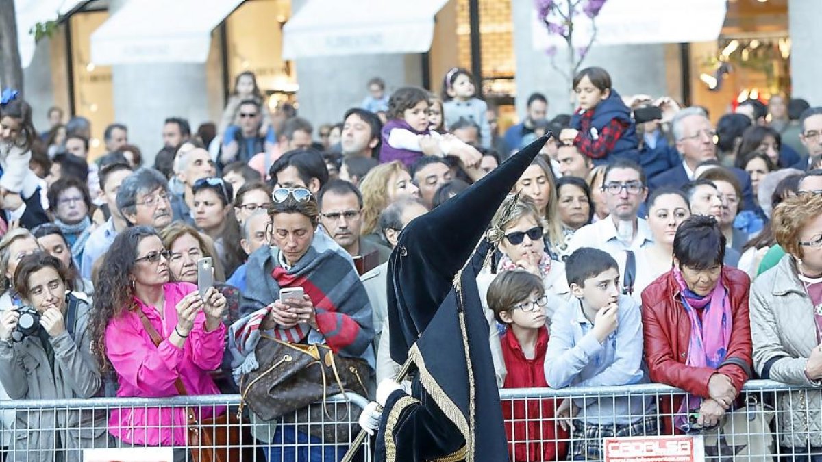 El público presencia un paso en la procesión de Sábado Santo.-J.M.LOSTAU