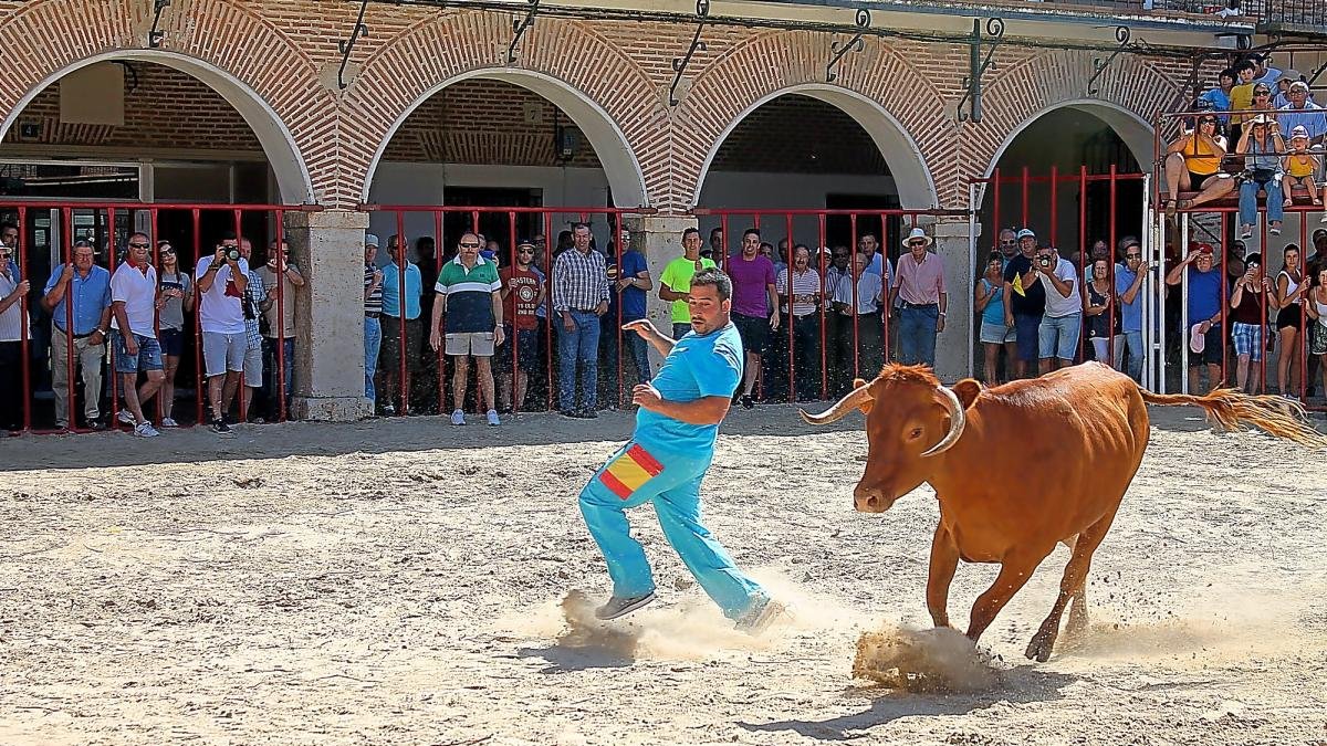 Un cortador en la plaza de La Seca en la anterior edición de la fiesta de los novillos.-E.M.