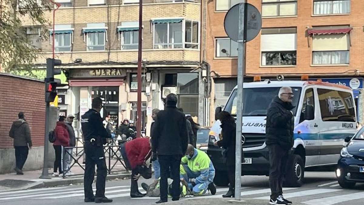 Herido un motorista en una colisión con un turismo entre el paseo Farnesio y la avenida de Segovia en Valladolid. -ICAL