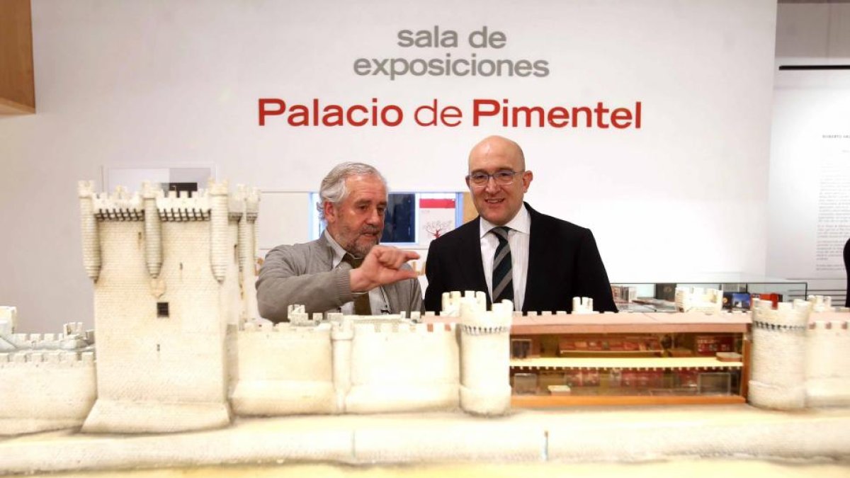 El presidente de la institución provincial, Jesús Julio Carnero, junto a Roberto Valle, autor del libro y la exposición 'Obras y proyectos en la Diputación de Valladolid', frente a la maqueta del Museo del Vino.-ICAL