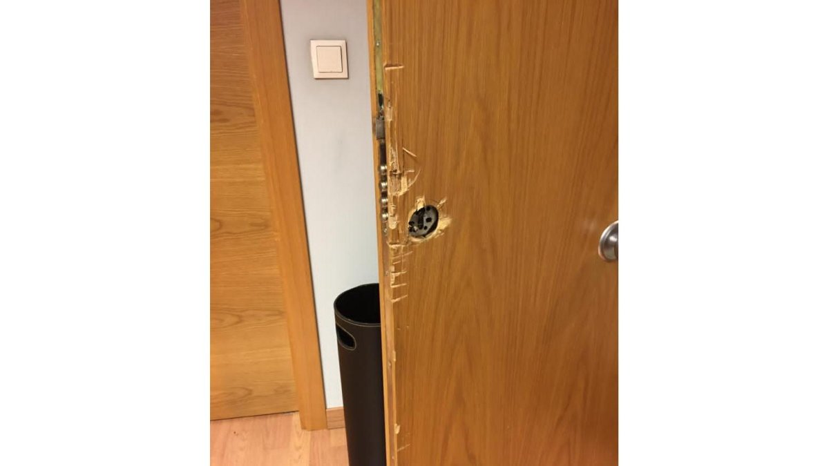 Puerta violentada del despacho de una procuradora en María de Molina.- E. M.