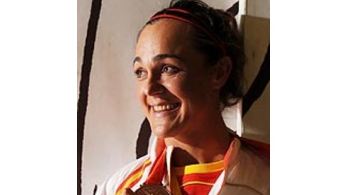 Leire Olaberria muestra el bronce obtenido en puntuación.-/ JORDI COTRINA