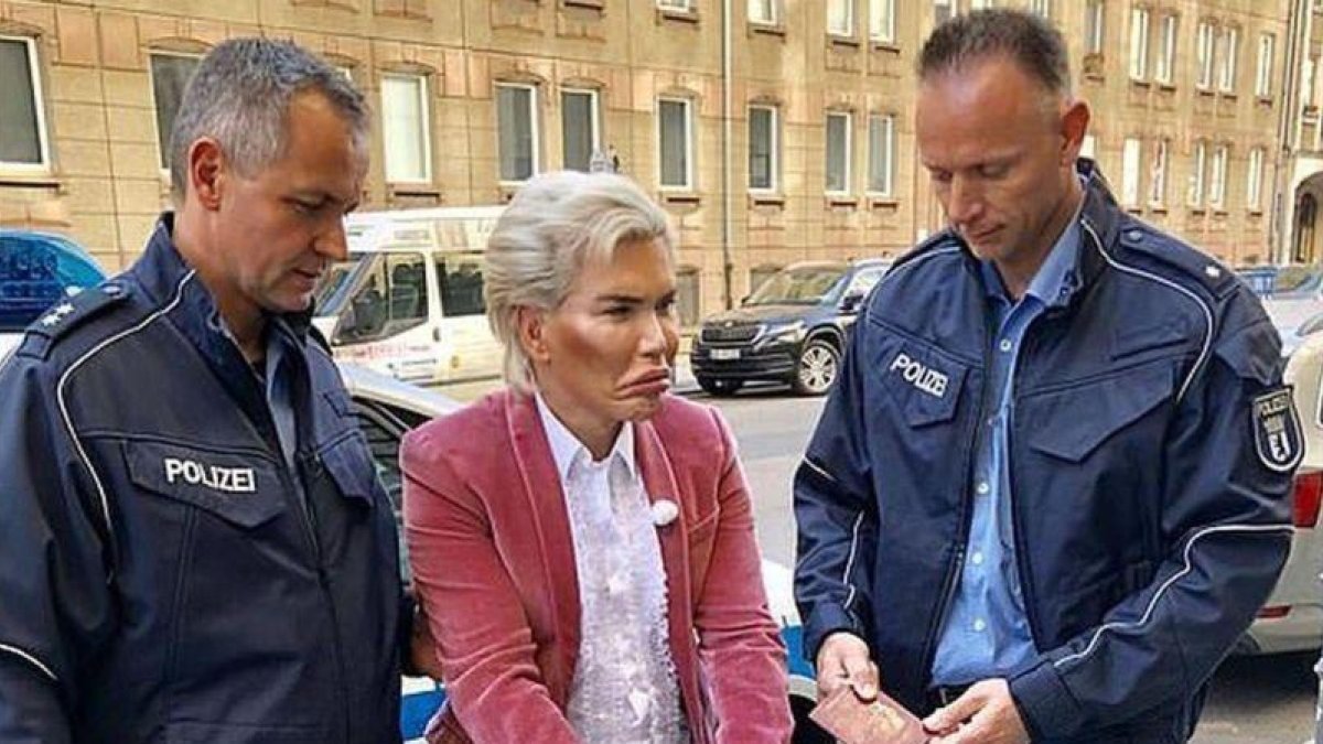 Rodrigo Alves, el Ken humano, detenido por la policía.-INSTAGRAM