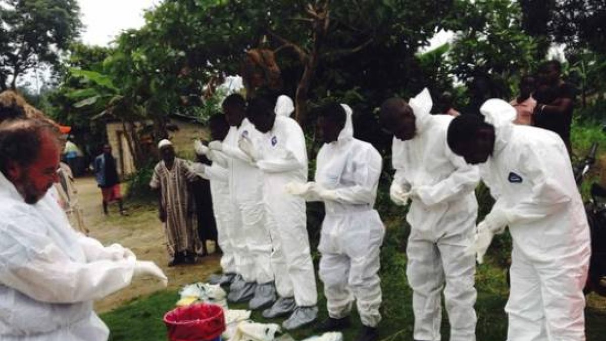 Voluntarios preparándose para ponerse los monos de aislamiento para tratar con enfermos de ébola, en Sierra Leona.-Foto: HANDOUT / REUTERS