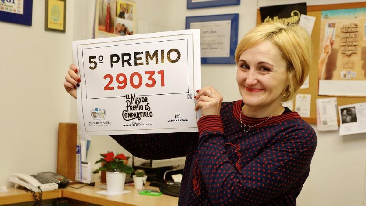 La propietaria del despacho Cristina de San Andrés del Rabanedo, Cristina Fernández, muestra el número 29031.-ICAL