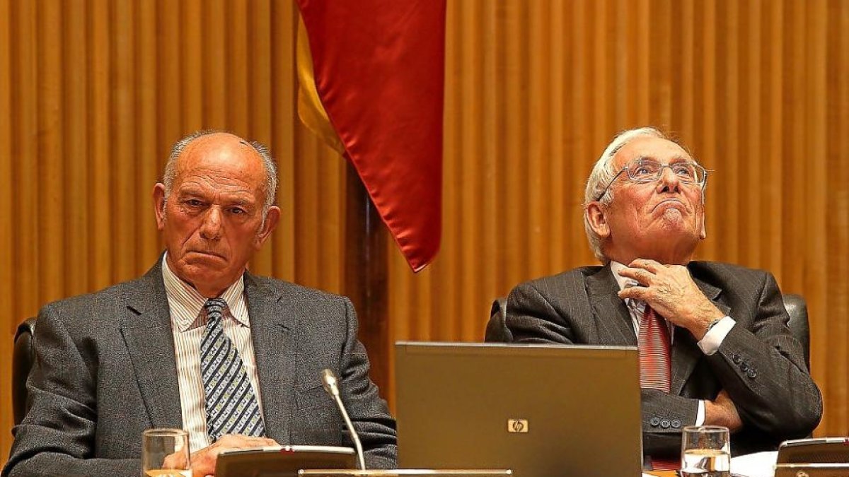 Los expresidentes de Caja Ávila, Agustín González, y Caja Segovia, Atilano Soto, en la Comisión de Investigación.-ICAL