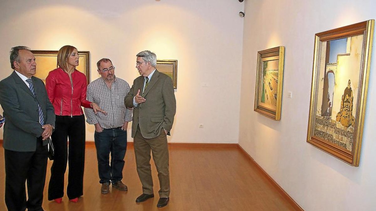 El diputado de Cultura leonés, Miguel Ángel Fernández; su homóloga valllisoletana, Inmaculada Toledano y los comisarios Luis García Martínez y Jesús Urrea.-ICAL