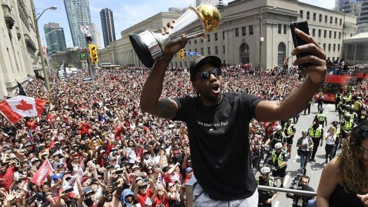 Kawhi Leonard se hace un selfie con el trofeo de campeón de la NBA.-EL PERIÓDICO
