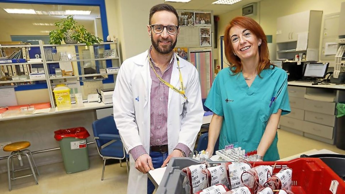 El hematólogo Javier Díez y la anestesióloga Nuria Ruiz en las instalaciones del Hospital Clínico Universitario de Valladolid.-J. M. LOSTAU