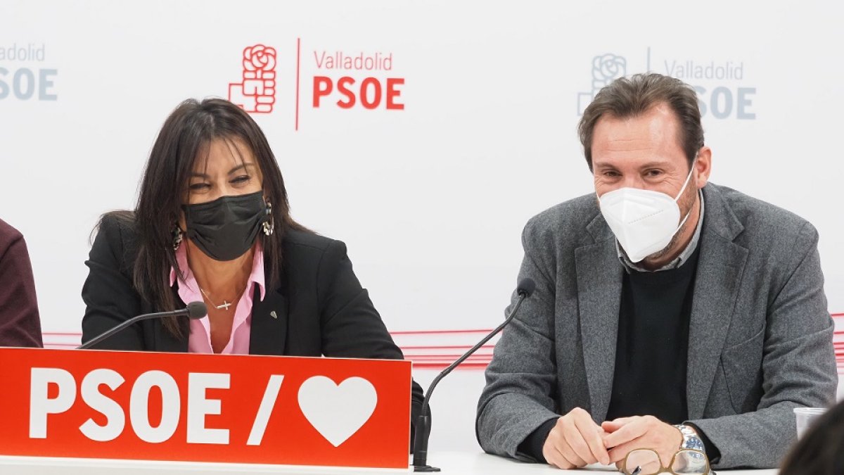 La secretaria de Organización del PSOECyL, Ana Sánchez, y el secretario general del PSOE de Valladolid, Óscar Puente.- ICAL