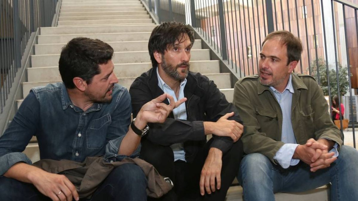 (I a D) Los finalistas del premio Cirilo Rodríguez, Luis Fernando Pérez López (corresponsal de TVE en Moscú); Ricardo García Vilanova (fotoperiodista y cámara freelance en países en conflicto), e Íñigo Domínguez (corresponsal de El Correo en Roma), partic-ICAL