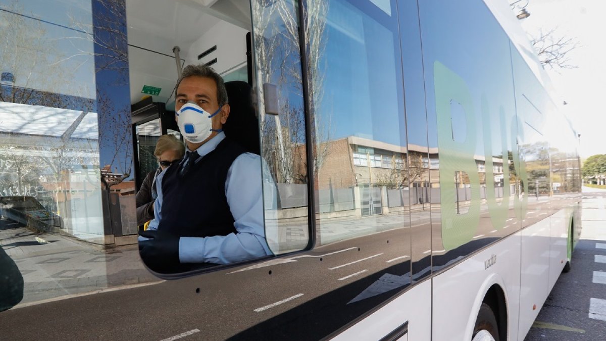 Conductor de autobus con mascarilla en Valladolid- JUAN MIGUEL LOSTAU.