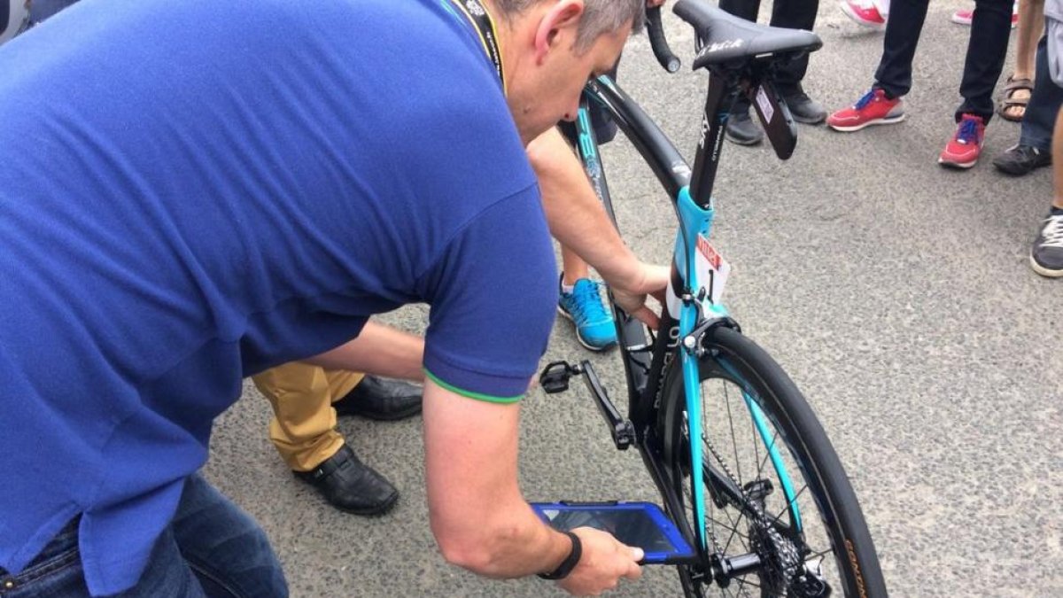 Inspectores de la UCI inspeccionan la bici de Chris Froome durante el Tour del 2016.-EL PERIÓDICO
