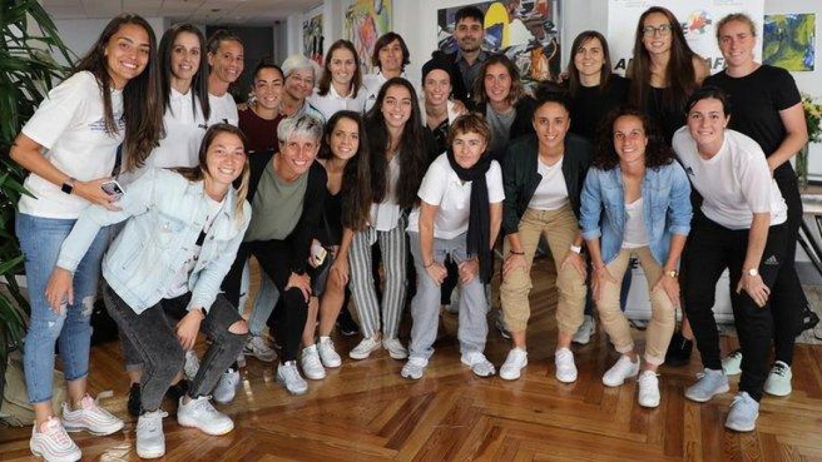 Un grupo de futbolistas de Primera División posa con David Aganzo, el presidente de la AFE.-
