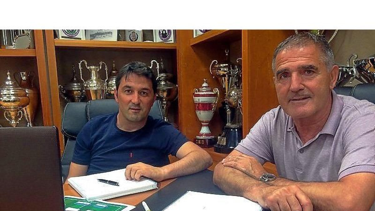 El nuevo técnico del Real Valladolid ya se encuentra en la ciudad (hoy será presentado) y ayer estuvo reunido con Braulio para confeccionar la nueva plantilla. Una amistad de muchos años que ahora se une en Zorrilla.-REAL VALLADOLID
