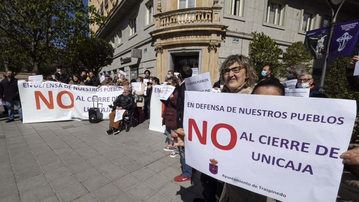Representantes de once localidades de la provincia de Valladolid se concentran en la plaza Zorrilla de la ciudad para denunciar el cierre de oficinas bancarias en el medio rural.- ICAL