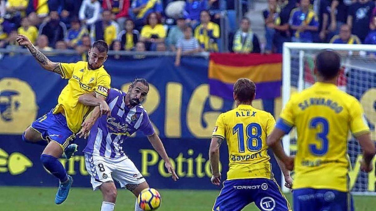 El mediocentro blanquivioleta Borja disputa el balón con el delantero cadista Carrillo.-LOF