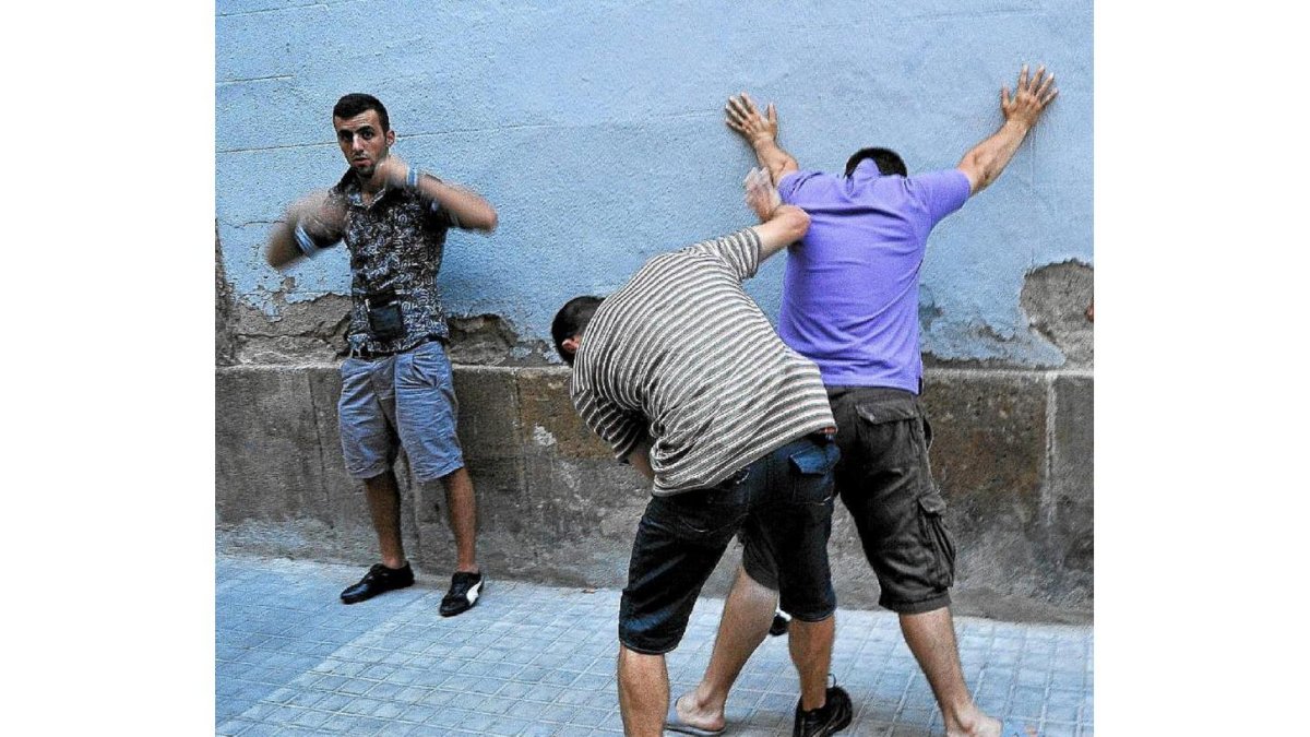 Dos carteristas son registrados por un policía ‘de paisano’.-EL MUNDO