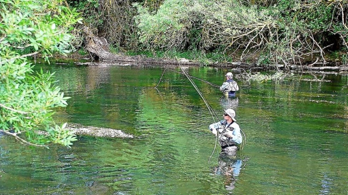 Dos pescadores trucheros, en el EDS de Santa Marina (río Órbigo).-L. FUENTE