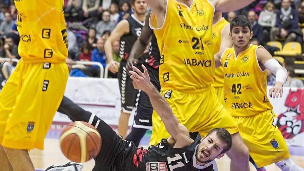 ‘Turi’ Fernández cae al suelo tras ser objeto de falta en una penetración en el partido de ayer.-Miguel Ángel Santos