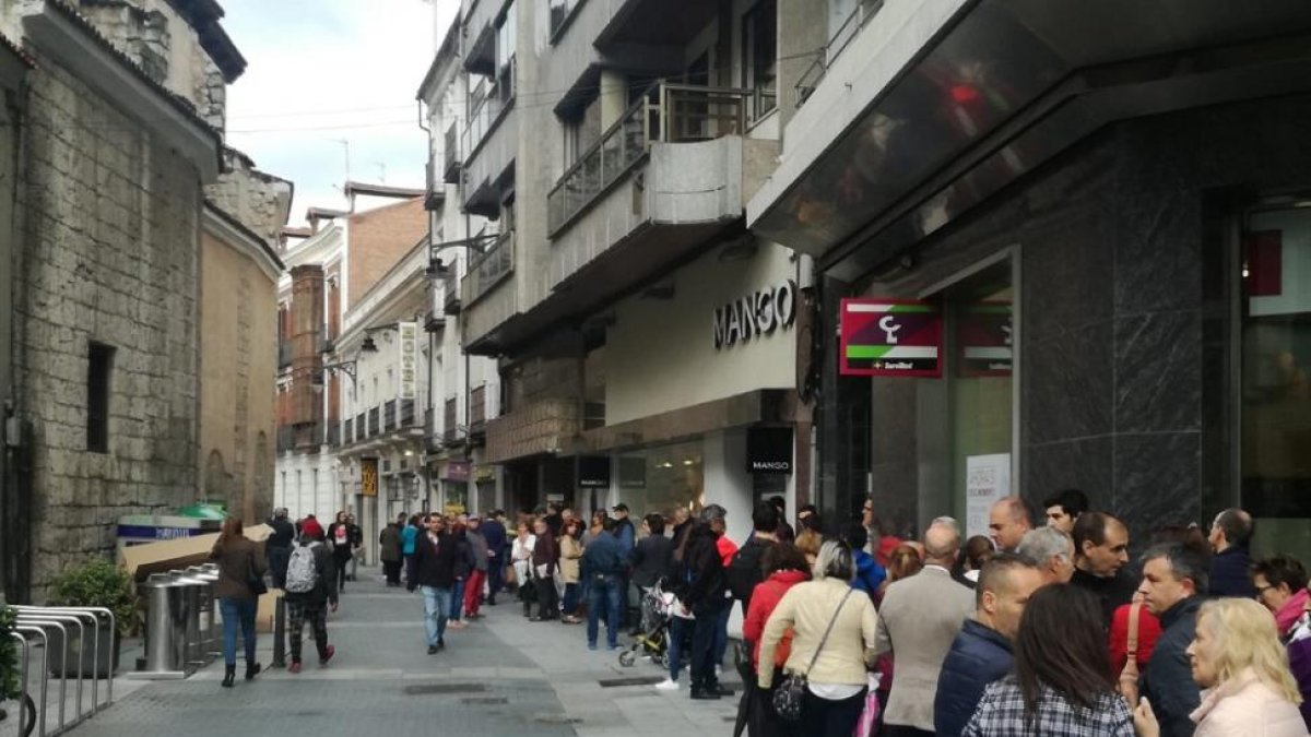 Colas en la calle Héroes de Alcántara.-EL MUNDO
