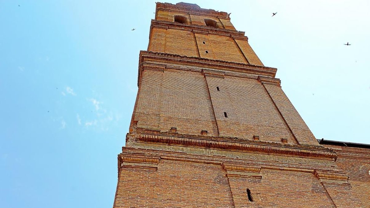 Parte de la torre que se está desprendiendo.-EL MUNDO