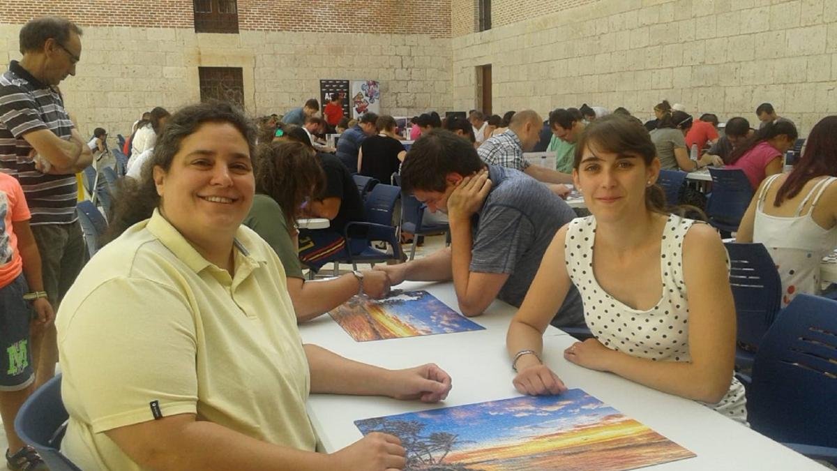 Las ganadoras del certamen Cristina López y Rocío Escribano, justo después de terminar el puzle.-E. M.