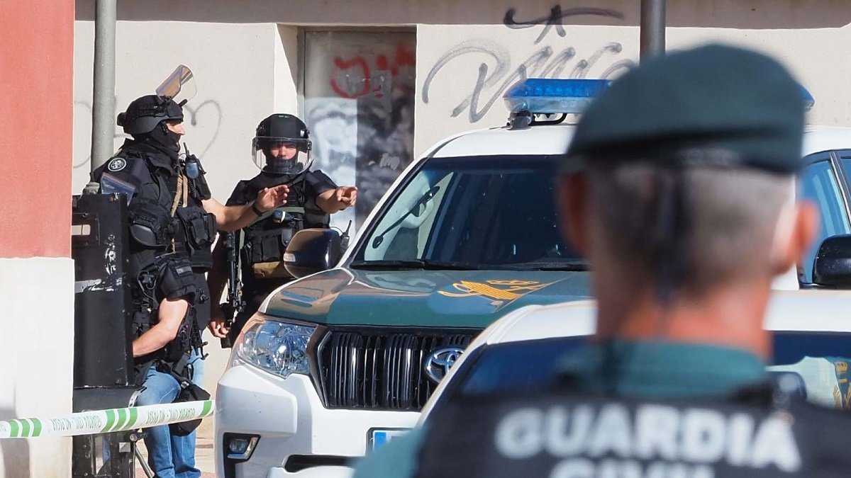 La Guardia Civil en Santovenia de Pisuerga tras el asesinato.- PHOTOGENIC