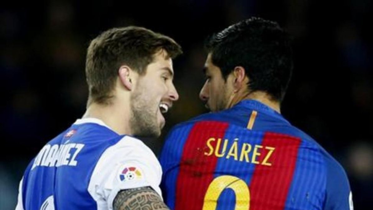 Íñigo Martínez junto a Luis Suárez.-EFE / JUAN HERRERO