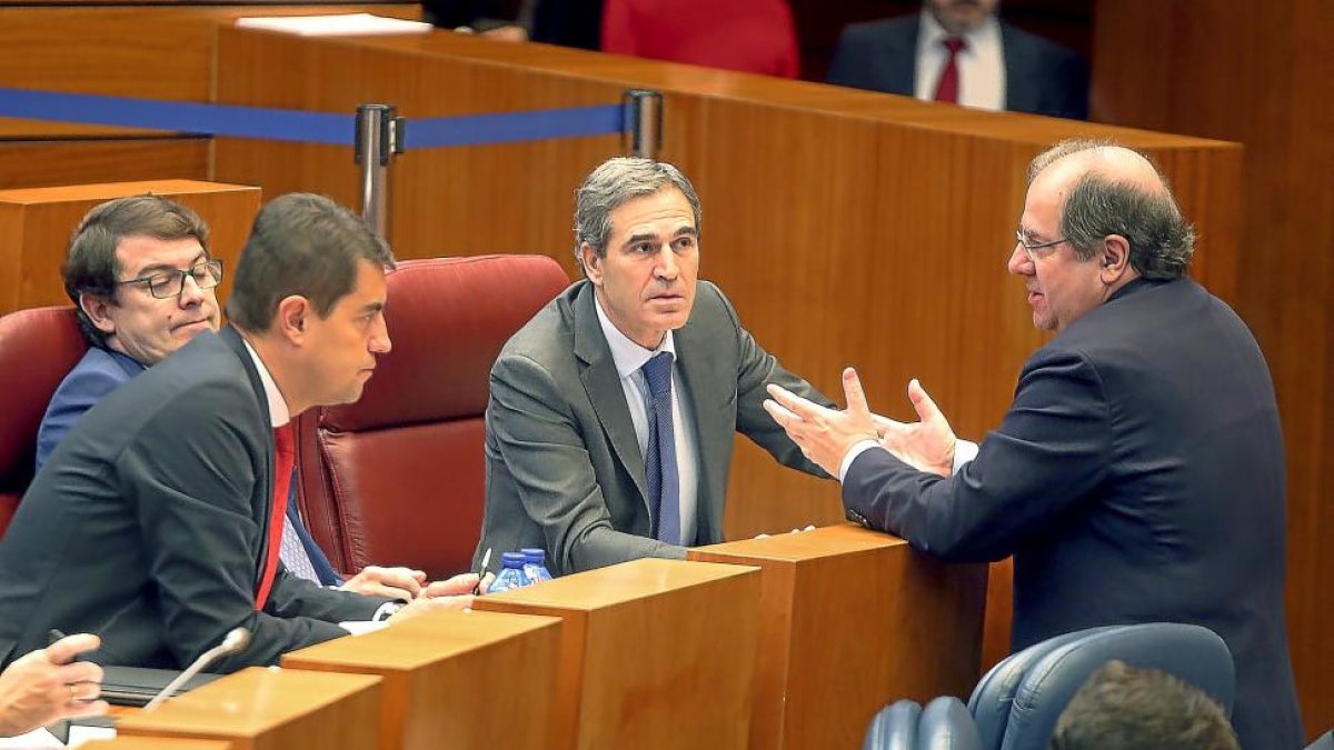 Juan José Sanz Vitorio escucha al presidente de la Junta, Juan Vicente Herrera, en el último  pleno.-ICAL