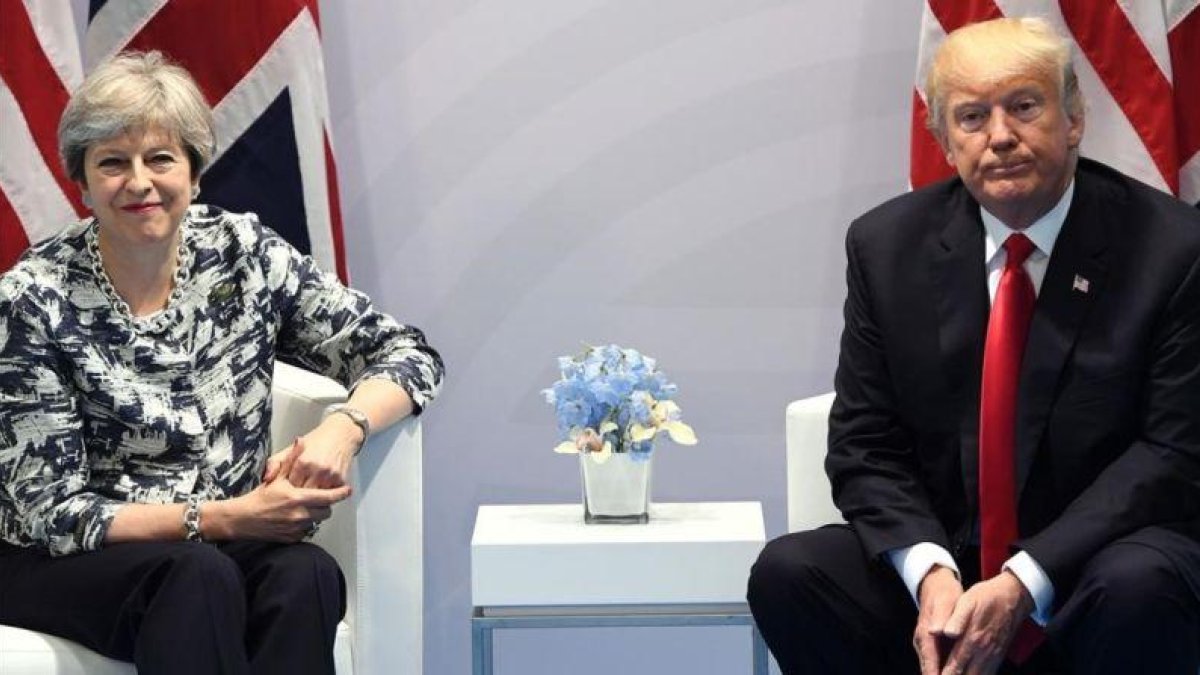La primera ministra británica, Theresa May, y el presidente de EEUU, Donald Trump, en la cumbre del G-20 en Hamburgo.-AFP / SAUL LOEB