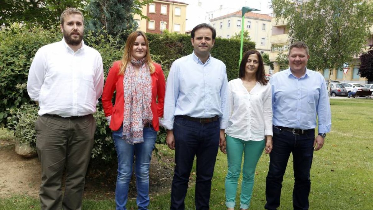 Los cinco procuradores electos del PSL-PSOE, (IaD) Álvaro Lora, Gloria Acevedo, Tino Rodríguez, María José Diaz-Caneja y Óscar Álvarez, informan sobre las primeras medidas de su actividad parlamentaria-Ical