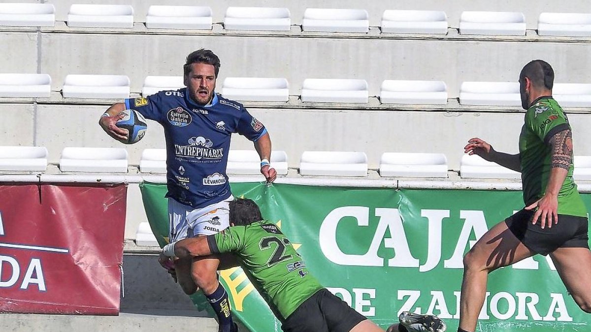 Placaje a Fede Casteglioni en el partido VRAC-Gernika.-M. Á. SANTOS