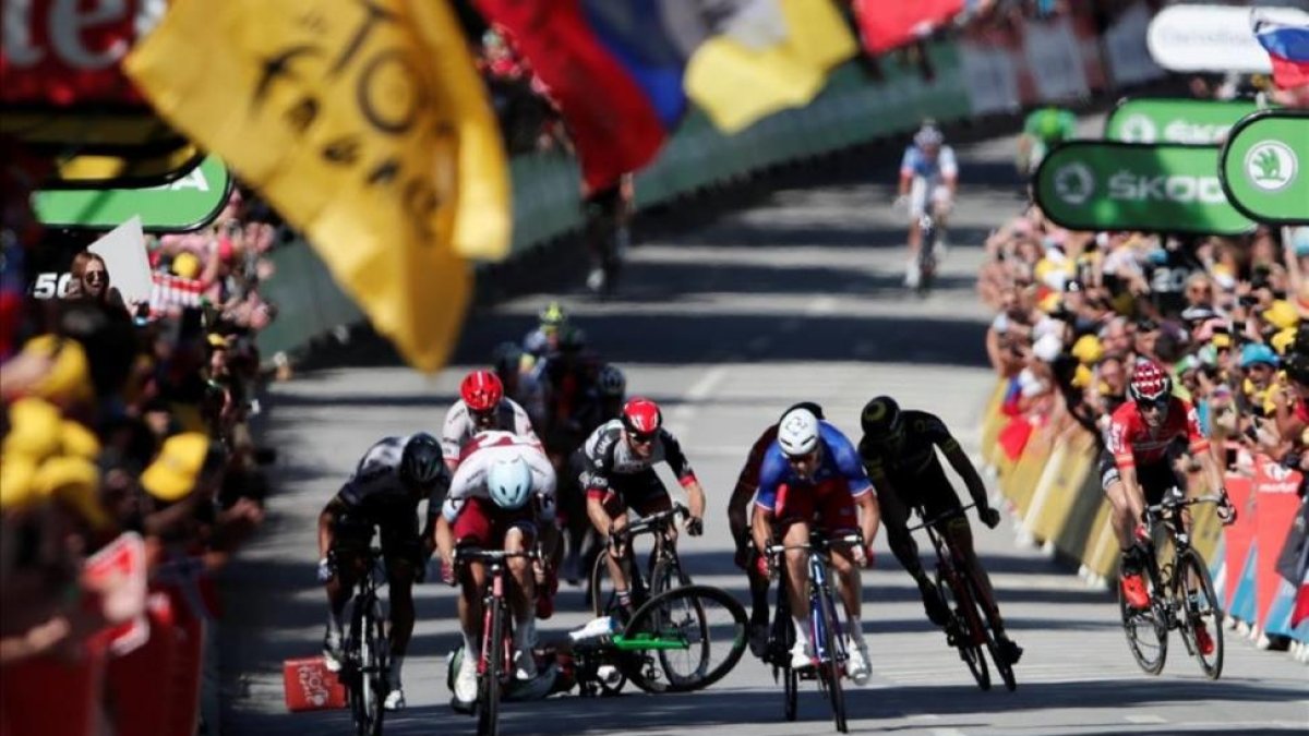 Caída en el esprint final en Vittel.-REUTERS / BENOIT TESSIER