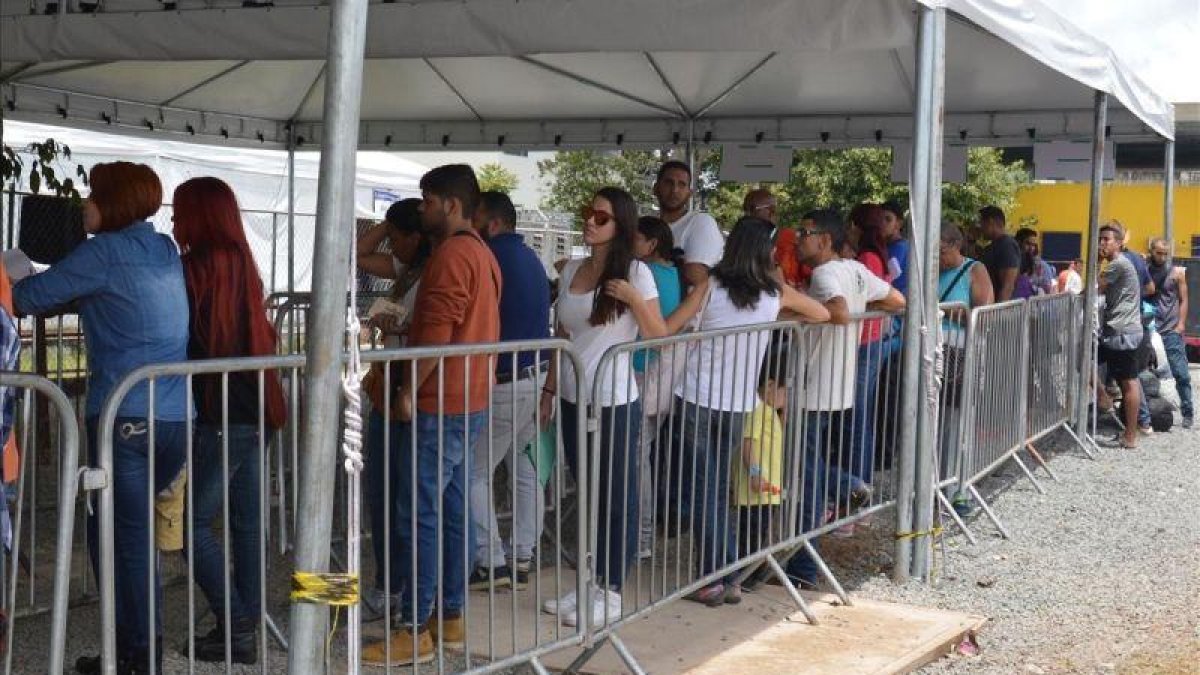 Ciudadanos de Venezuela esperan entrar en Brasil.-GERALDO MAIA (EFE)